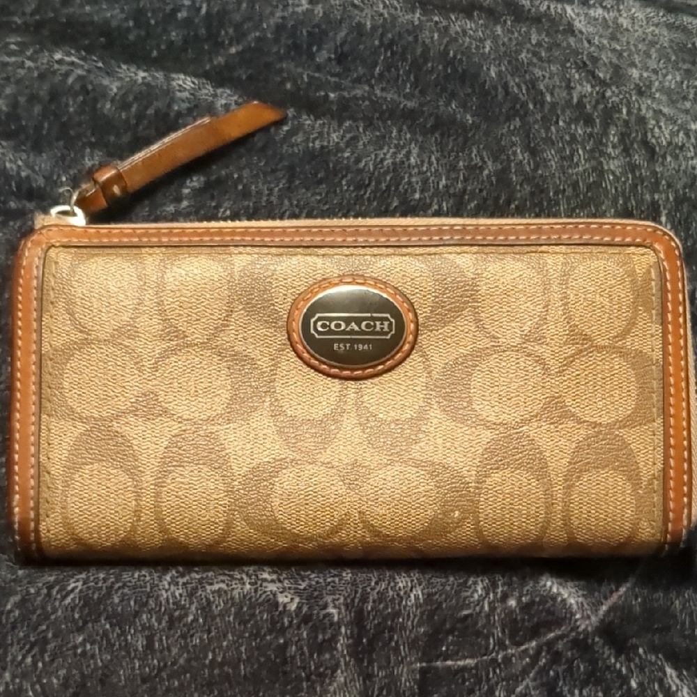 ✨ VINTAGE COACH ✨ Signature Emblem Wallet